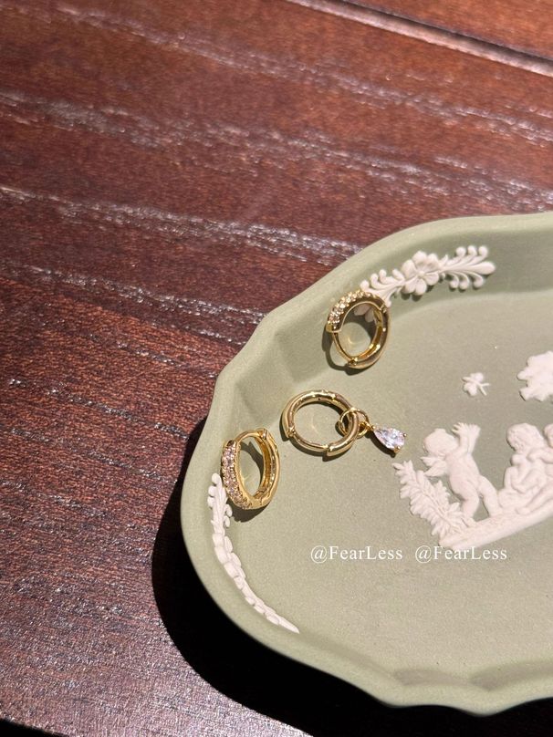 Orecchini a clip semplici con piccoli cerchi asimmetrici a goccia d'acqua stile Jennie FEARLESS, da indossare in due modi, accessori per le orecchie_voghion.com