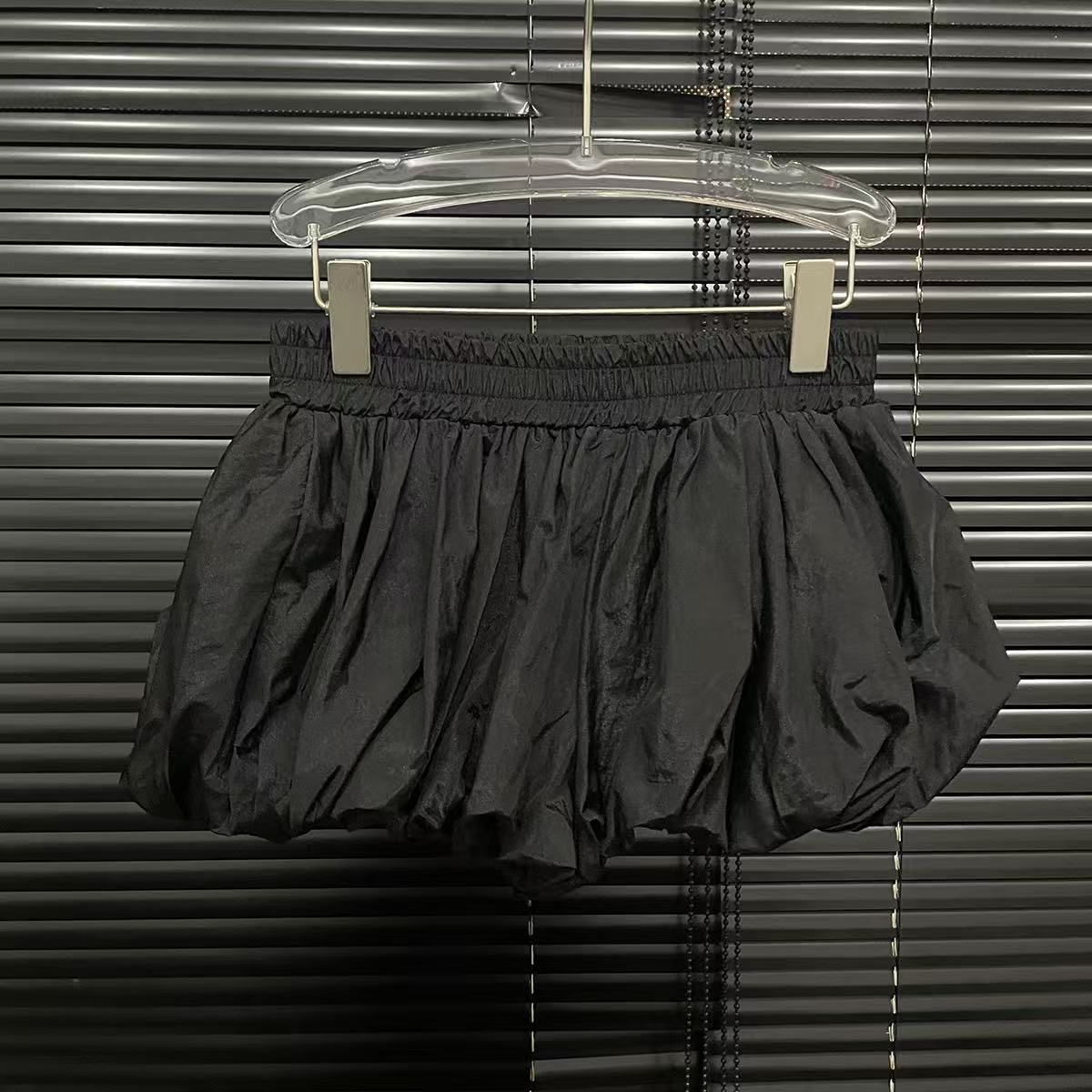 Moda primavera 2025, nuovo design per donna, set due pezzi composto da camicia con spalle scoperte e pantaloncini a bocciolo di fiore_voghion.com