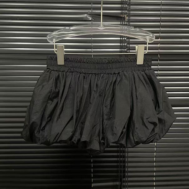 Moda primavera 2025, nuovo design per donna, set due pezzi composto da camicia con spalle scoperte e pantaloncini a bocciolo di fiore_voghion.com