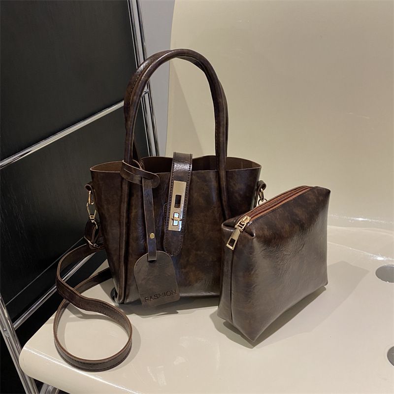 Minimalist Commuter Handbag New 2024 Texture Trend One Shoulder Women's Casual Lock Buckle Water Bucket Crossbody Bag_voghion.com