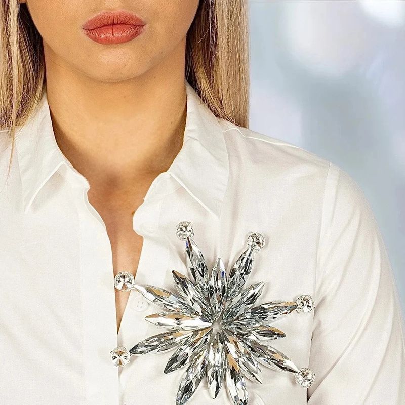 Neue übertriebene Strassbrosche aus Blumenmetall, übergroßes Diamantaccessoire für Frauen, Brosche_voghion.com