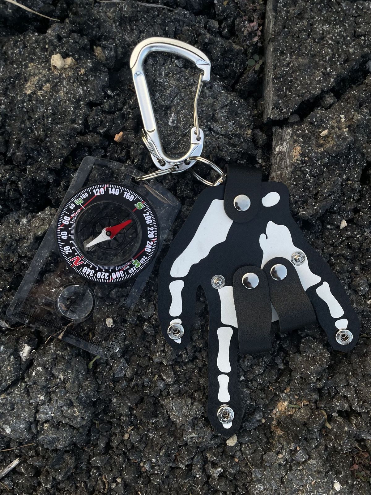 Original Compass Three Ring Skeleton Hand Keychain High End Niche Waist Pendant_voghion.com