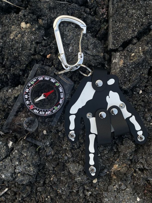 Original Compass Three Ring Skeleton Hand Keychain High End Niche Waist Pendant_voghion.com