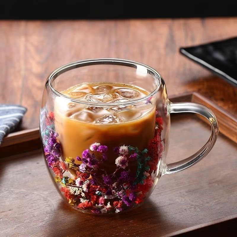 Copo de vidro duplo com flores secas - Copo térmico de 400 ml resistente ao calor (design floral artesanal com alça confortável e borda dourada)_voghion.com