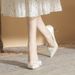 6681-27 Escarpins élégants de style français en satin blanc ornés de strass, style Xiuhe, chaussures de mariage réversibles à fleurs pour banquet_voghion.com