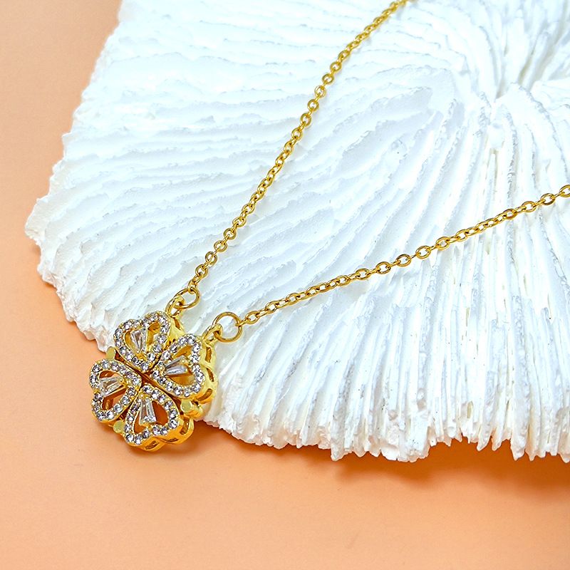 Collana con ciondolo a forma di quadrifoglio in acciaio al titanio, leggera e di lusso, con design a forma di cuore, con magnete collegato alla catena della clavicola._voghion.com