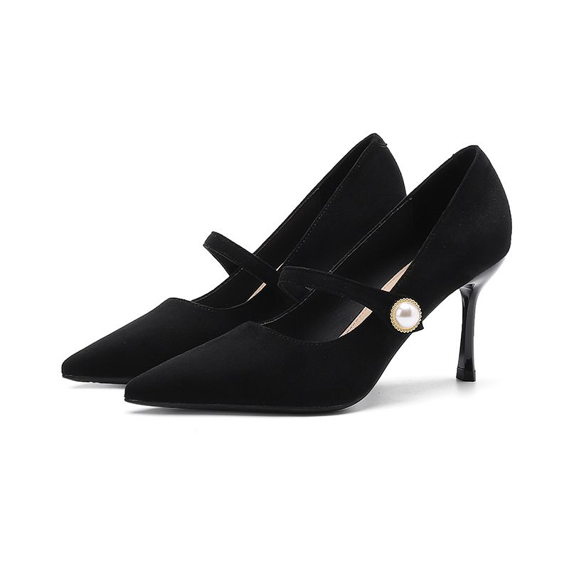 High Heels aus Wildleder mit einem Riemen und Perlenverzierung_voghion.com