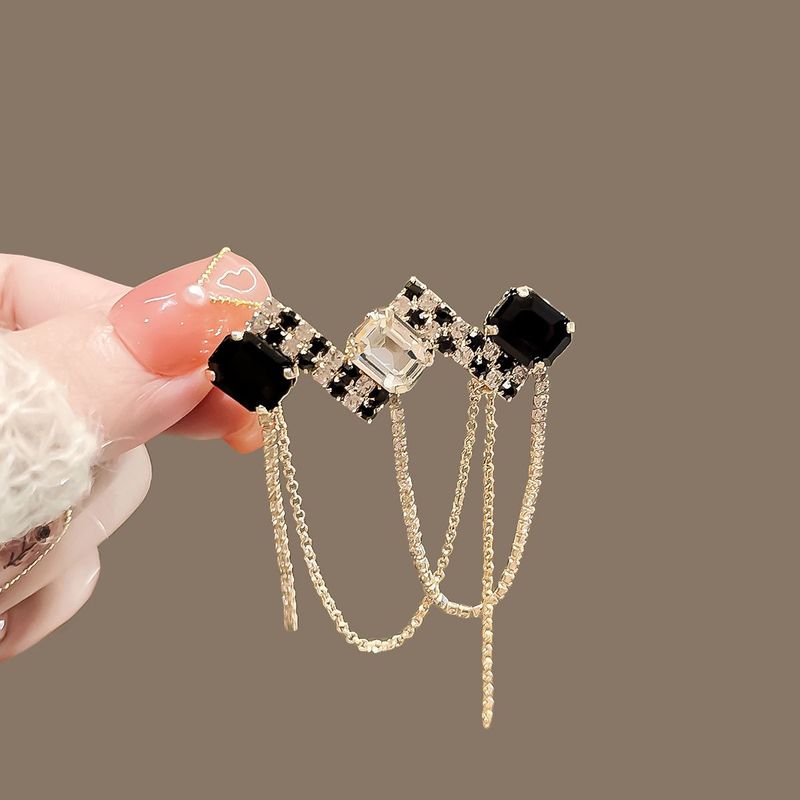 Flow Brooch Black And White Simple New Temperament Brooch Fringe Design Pin Accessories High-end Suit_voghion.com