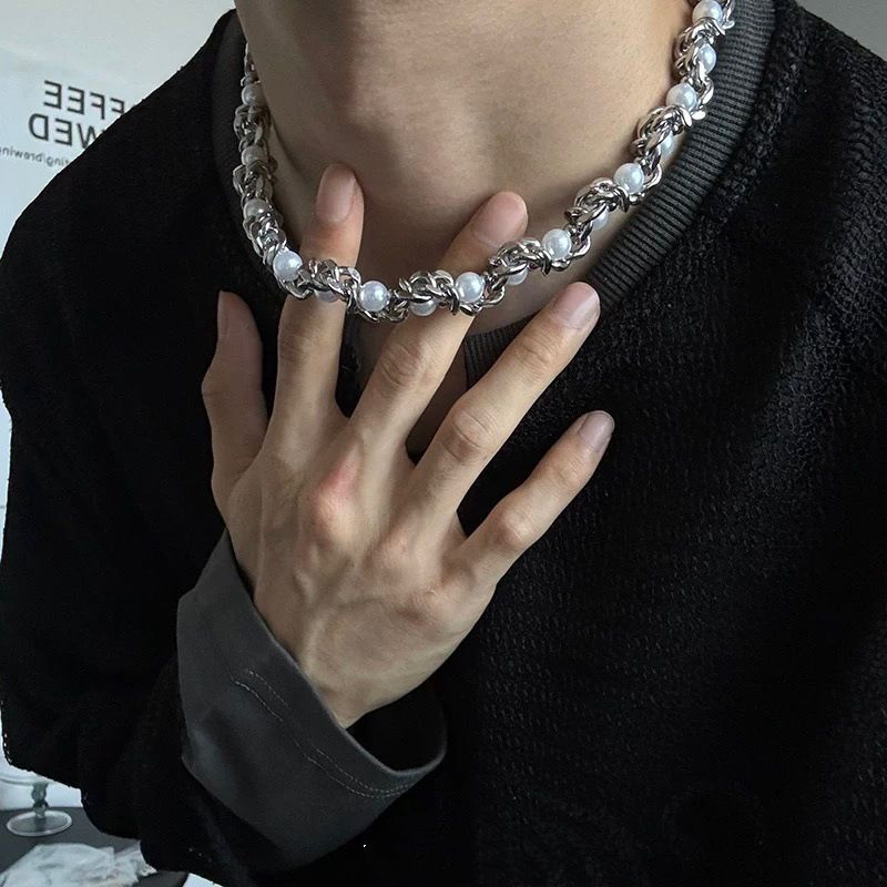Collana girocollo con perle avvolte nella clavicola da uomo, design di nicchia, collana girocollo in acciaio al titanio di alta qualità, accessori per il collo_voghion.com