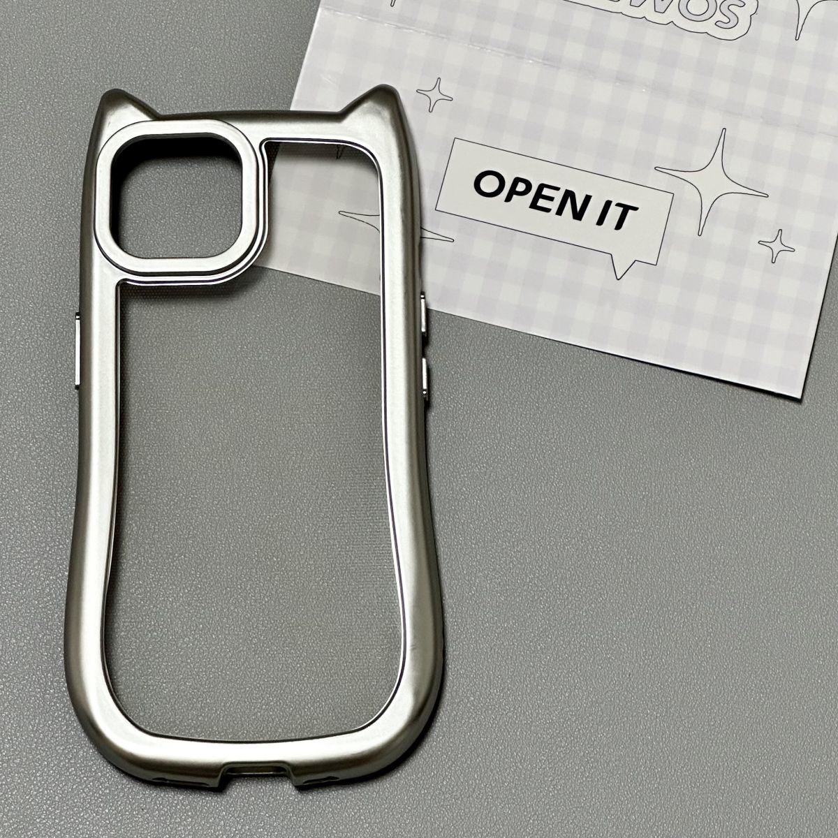 Galvanisierte silberne dreidimensionale Katzenohren mit Schleife, passend für iPhone 15, 14 Telefonhülle 1312, einfach 11, weich_voghion.com