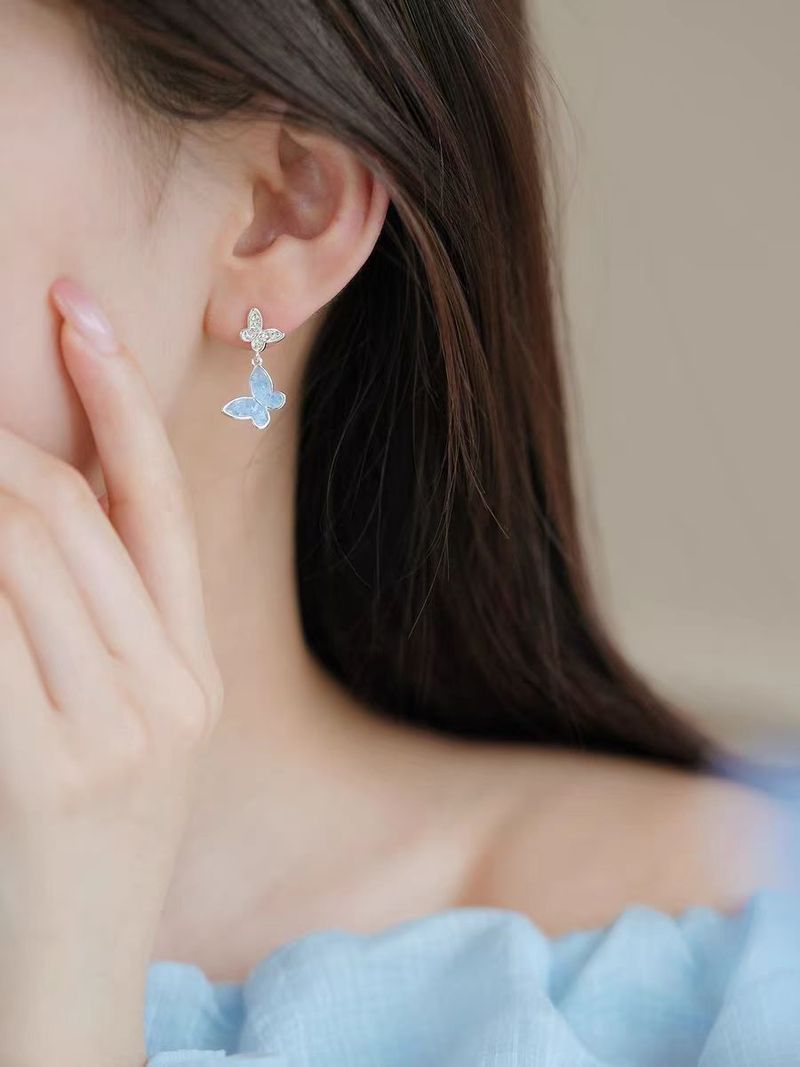 Collana con strass a farfalla in cristallo blu squisita ed elegante, di alta qualità, con luce estiva, 2024_voghion.com