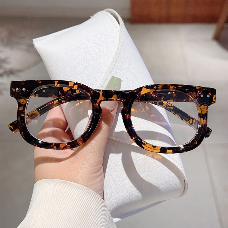 Die neuen Mi Ding Classic Anti-Blaulichtgläser sind schlicht und hochwertig und können mit Myopia College Style Flat kombiniert werden_voghion.com
