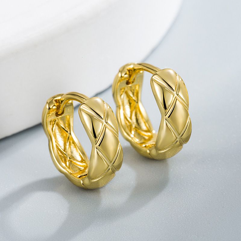 Neue schlichte, rautenförmige High-End-Ohrringe, Nischendesign, kupferplattierte Goldohrringe, klassische All-Match-Ohrringe_voghion.com