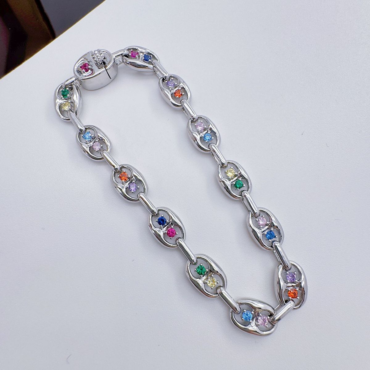 Damenschmuck – Elegantes Zirkon-Armband mit bunten Micro-Pavé-Steinen, modisches geometrisches Design für den Alltag und zum Verschenken_voghion.com