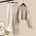Completo da donna con maglione lavorato a maglia e pantaloni a gamba larga in taglie forti - Outfit autunnale invernale lusinghiero in colori neutri_voghion.com