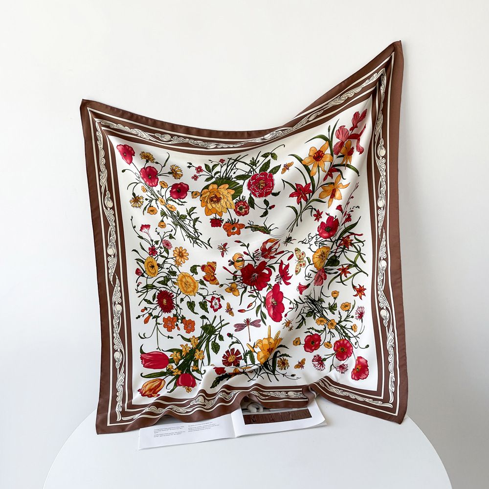 90 met trompetbloemontwerp, dunne, ademende en lichtgewicht vierkante imitatie-echte zijden sjaal, haar diagonaal vastgebonden_voghion.com