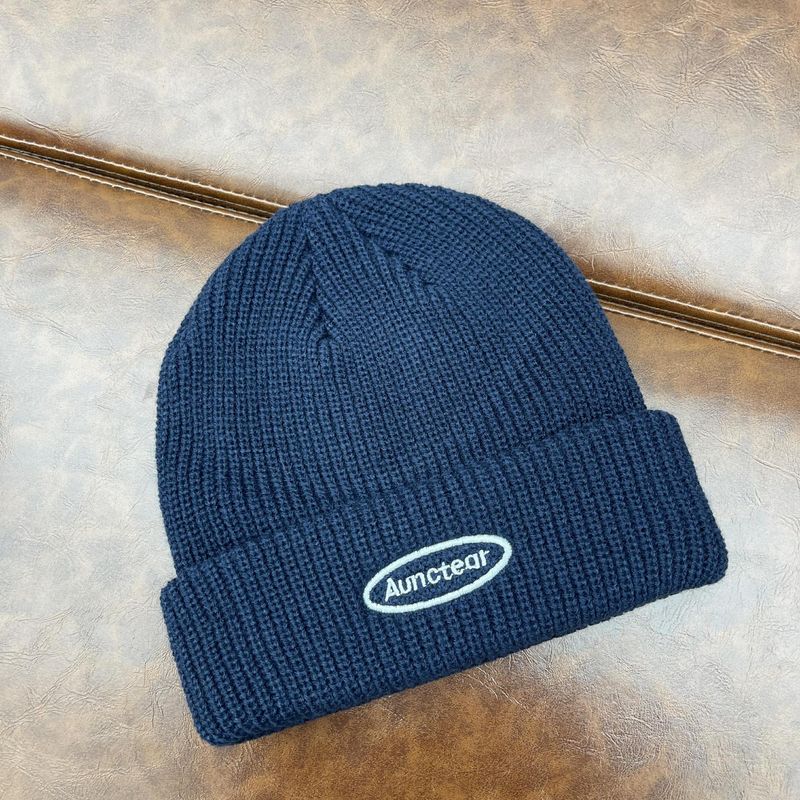 Versione del cappello dello stesso stile, ricamo di lettere alla moda, cappello di lana semplice e alla moda, cappello lavorato a maglia per coppie calde autunnali e invernali, cappello freddo nuovo_voghion.com