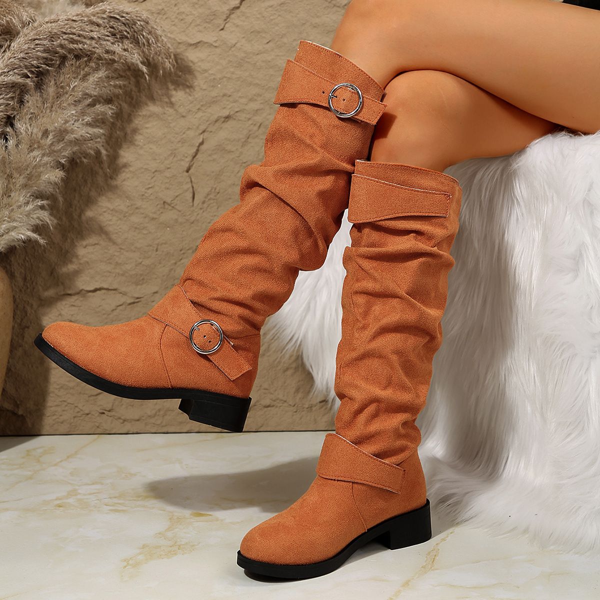 The new fall and winter plus-size women's boots have a low heel with a metal buckle on the side_voghion.com