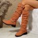 The new fall and winter plus-size women's boots have a low heel with a metal buckle on the side_voghion.com