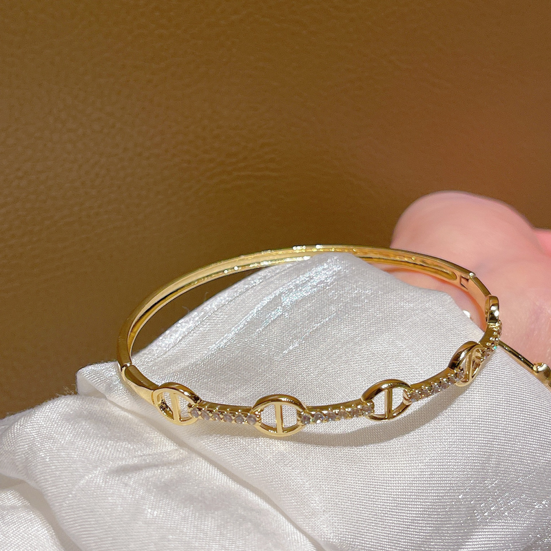 Semplice braccialetto al naso di maiale con vento Placcatura in rame Bracciale micro-intarsiato in oro 14 carati con zirconi netti gioielli a mano in stile rosso J39_voghion.com