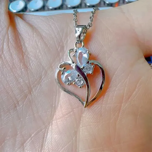 Collane con ciondolo Collana con farfalla d'amore micro-intarsiata alla moda Collana classica con personalità cava in acciaio inossidabile_voghion.com