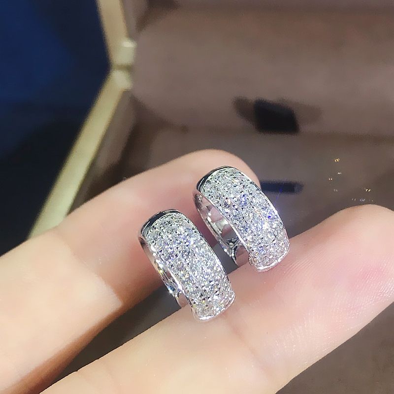Cao Shi's delicate versierde diamanten, gevoel van luxe en veelzijdigheid. Gepersonaliseerde oorbellen cirkels zijn populair onder_voghion.com