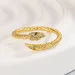Offener Ring in Schlangenform, goldfarben, mit grünen Akzenten – ein trendiger Look für Partys und Alltag. Ein tolles Geschenk für Sie. Hochwertiger und stilvoller Schmuck._voghion.com