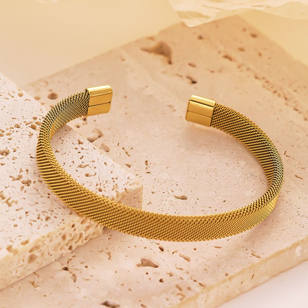 Fashionable stainless steel woven bracelet with a high-end feel that does not fade and is versatile as an open hand_voghion.com