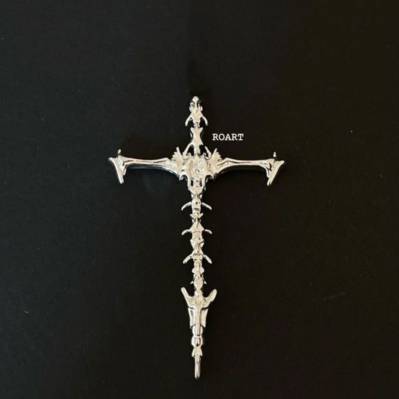 Collana con ciondolo a croce scheletrico di design di nicchia per donne, dolce e fresco, in stile gotico._voghion.com