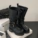 Botas de montaria femininas, estilo escuro, com fivela de cinto, sola grossa, cano médio, para motocicleta, outono e inverno 2025_voghion.com
