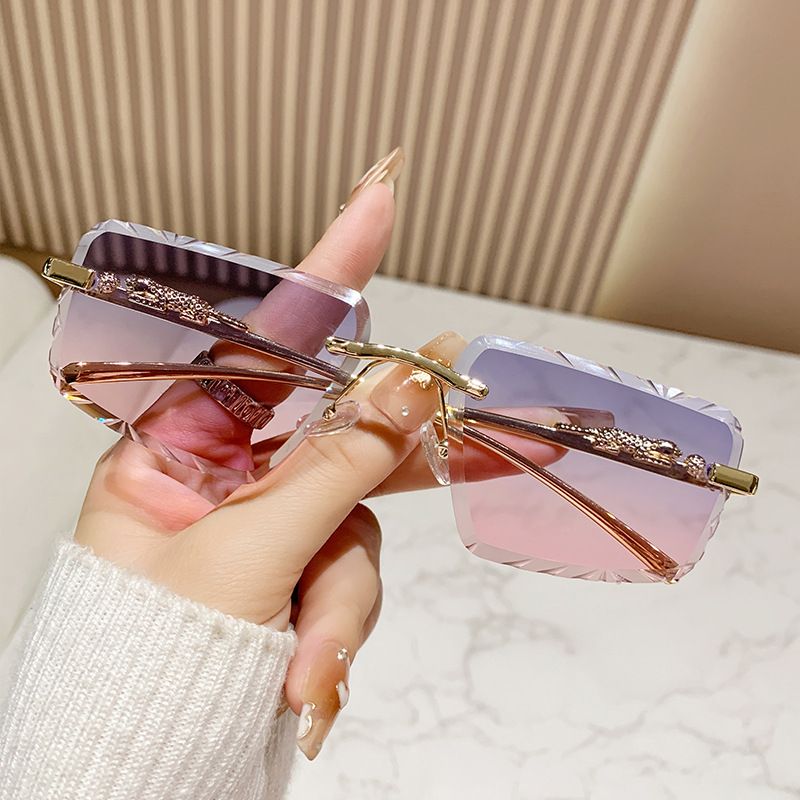 Dekorative rahmenlose Brille mit eckigem Rand und neuem Leopardenkopf-Sonnenbrillendesign aus Metall_voghion.com