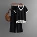 Abbigliamento da donna, semplice, alla moda, con scollo a V, maglione a maniche corte, pantaloni drappeggiati a vita alta e dimagrimento, set di due pezzi in maglia con colori a contrasto._voghion.com
