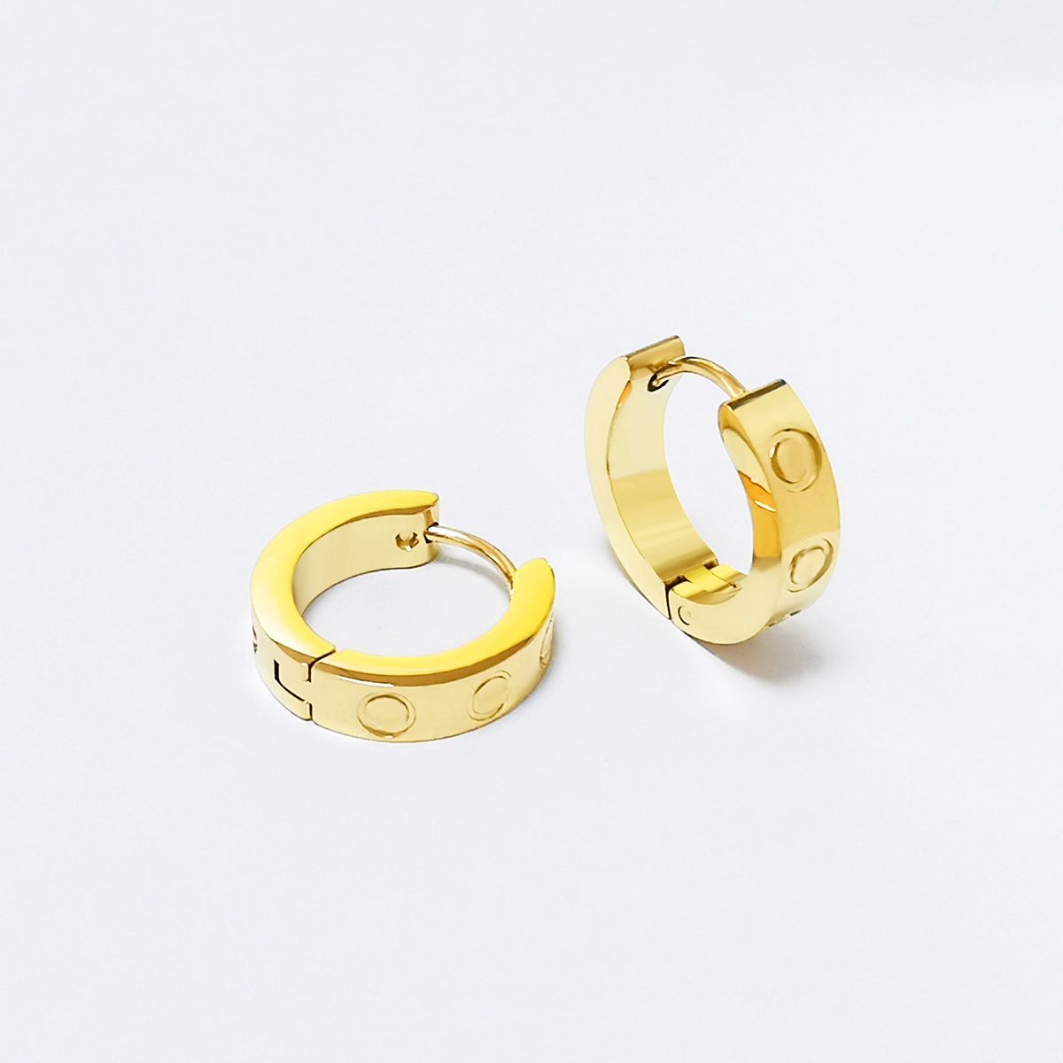 Orecchini classici in oro a forma di C in stile LOVE da donna_voghion.com