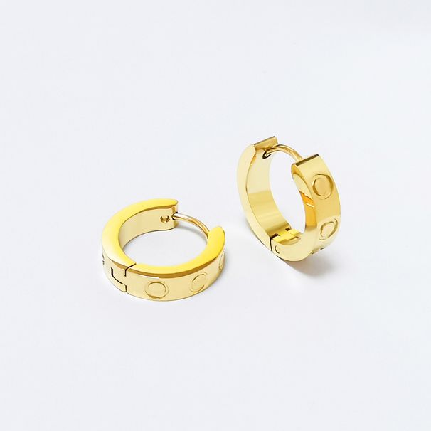 Orecchini classici in oro a forma di C in stile LOVE da donna_voghion.com