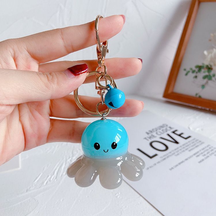 Portachiavi a forma di bambola di polpo in acrilico luminoso a induzione, simpatico ciondolo portachiavi per auto giocattolo a forma di cartone animato, colore a contrasto_voghion.com