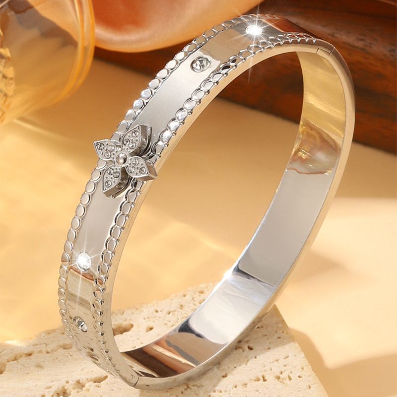 Four-leaf Flower Inlaid Diamond Ladies Light Luxury Style Stainless Steel Bracelet, Flower Petal Couple Titanium Steel Bracelet Jewelry_voghion.com