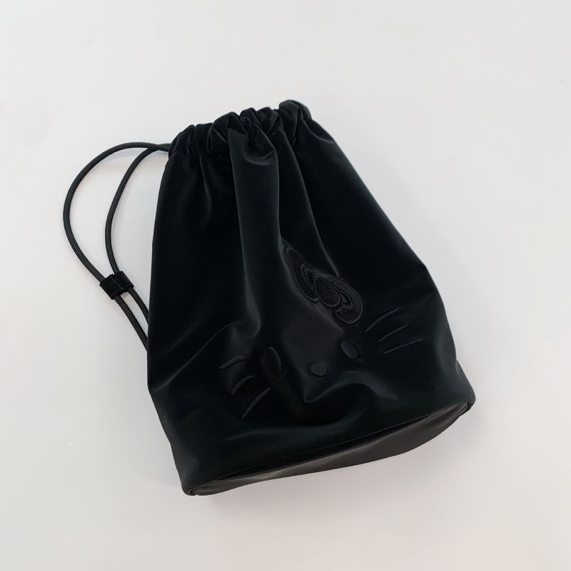 2025 Frühling und Sommer Schwarz Cartoon Katze Kordelzug Eimer Tasche Rucksack Mode Vielseitig Casual Täglich Einfache Pendler Personalisierte Nische_voghion.com