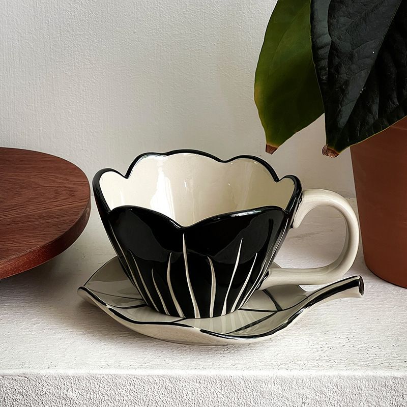 Set di tazze e piattini da caffè in ceramica a forma di tulipano dipinti a mano - Elegante forma irregolare per bar, ufficio e casa (320 ml, nero/rosa/verde)_voghion.com