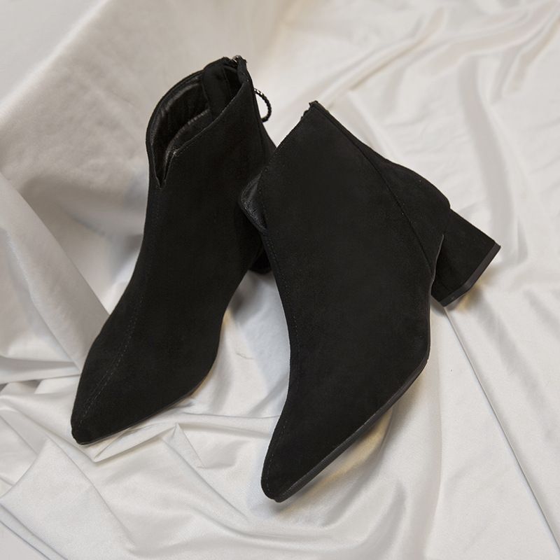 2023 Herbst und Winter neue britische V-Mund-Wildlederstiefel mit dickem Absatz und Reißverschluss hinten, modische warme Damen-Kurzstiefel_voghion.com