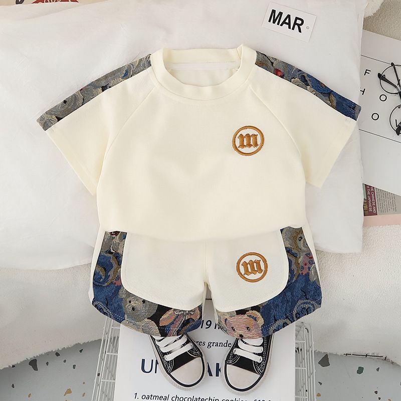 Kinderkleidung Sommeranzüge für Jungen im neuen Stil, Sommerkleidung für Jungen mit rundem Logo und Buchstaben, kurzärmelig, zweiteilige Anzüge, trendige Kleinkinderkleidung_voghion.com