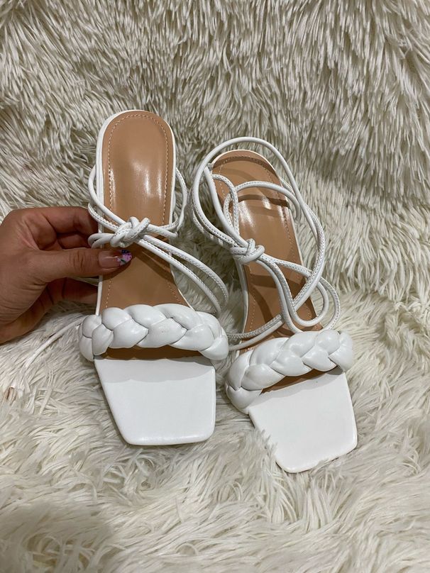 Riemchenweingläser und High Heels in Übergröße für Frauen auf dem Laufsteg_voghion.com