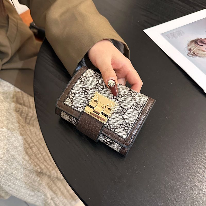 Portefeuille rétro pour femme avec plusieurs emplacements pour cartes et boucle à trois volets_voghion.com