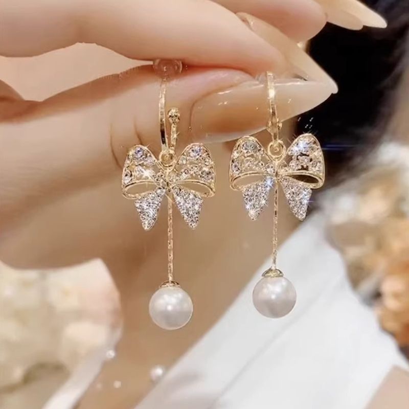 Orecchini versatili di alta moda con design a nodo a farfalla e perle, orecchini con ago d'argento con temperamento di nuovo stile 2024_voghion.com
