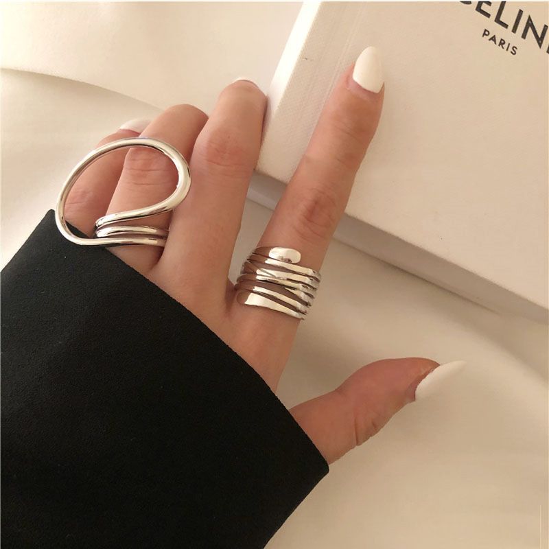 Geometric ring set designed for women girls, three-dimensional in gold and silver, minimalist style with twisted lines,_voghion.com