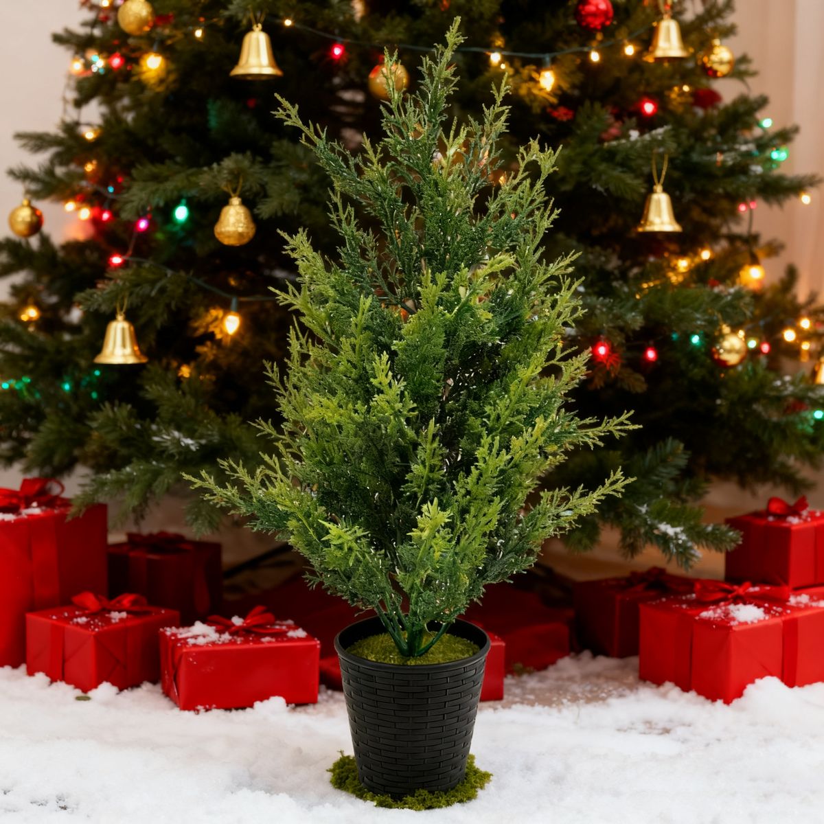 Kerstboom in pot, kunstkerstboom in pot, kunstkerstboom voordeur, gang, terrasdecoratie_voghion.com