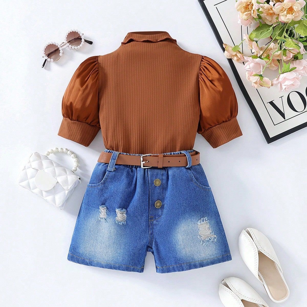 Conjunto mãe e filha com blusa de manga bufante com detalhes em patchwork, shorts jeans com lavagem pesada e cinto. Blusa com gola franzida e mangas bufantes para meninas, shorts jeans destroyed e cinto._voghion.com