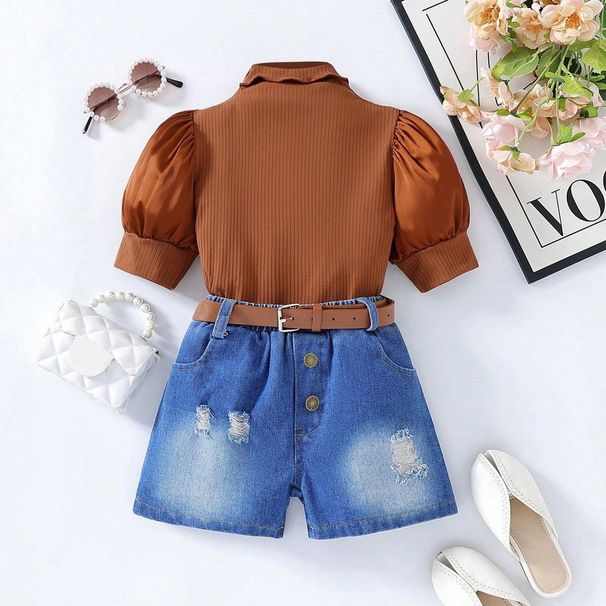 Conjunto mãe e filha com blusa de manga bufante com detalhes em patchwork, shorts jeans com lavagem pesada e cinto. Blusa com gola franzida e mangas bufantes para meninas, shorts jeans destroyed e cinto._voghion.com