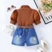 Conjunto mãe e filha com blusa de manga bufante com detalhes em patchwork, shorts jeans com lavagem pesada e cinto. Blusa com gola franzida e mangas bufantes para meninas, shorts jeans destroyed e cinto._voghion.com