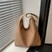 Borsa a tracolla versatile, tendenza autunno 2025, borsa tote retrò da donna_voghion.com