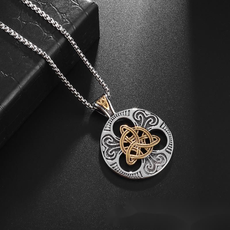 Collana con ciondolo a forma di nodo irlandese punk in oro da uomo alla moda_voghion.com